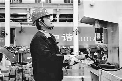 蘭州：寒夜黃河邊，他一把拉出落水大學(xué)生