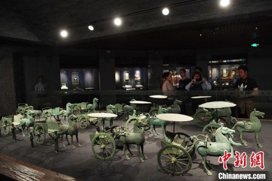 圖為甘肅省博物館展陳的東漢銅奔馬車陣。(資料圖) 楊艷敏 攝