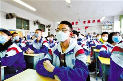 甘肅省初三和高一、高二年級(jí)學(xué)生昨日開學(xué) 青春校園又聞瑯瑯讀書聲