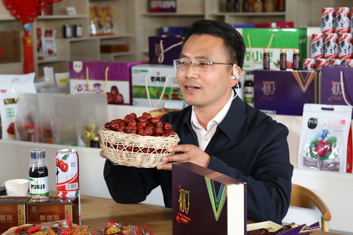 “縣長直播天團”唱響“甘貨春之聲”，售出近30種甘貨1萬余件 開進直播間的網(wǎng)絡(luò)扶貧博覽會，受百萬網(wǎng)友點贊 