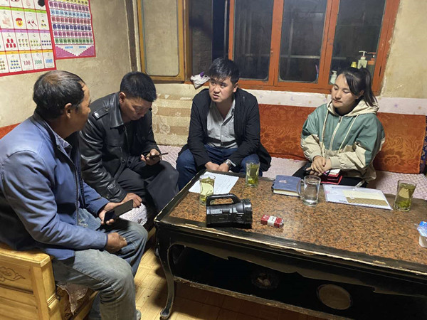 圖為木耳鎮(zhèn)紀(jì)檢干事盧建民（左三）連夜在多壩村多壩組奚連德家中了解受災(zāi)情況，排查安全隱患，并宣傳發(fā)生次生災(zāi)害的相關(guān)知識(shí)。_副本.jpg