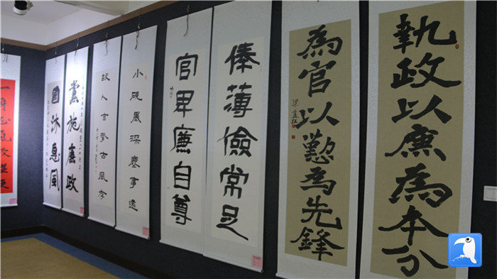 7月1日上午，定西市通渭縣紀(jì)委監(jiān)委舉辦“襄郡清風(fēng)·喜迎建黨99周年”廉政文化書畫展，共同為黨的生日獻(xiàn)禮。_副本.jpg
