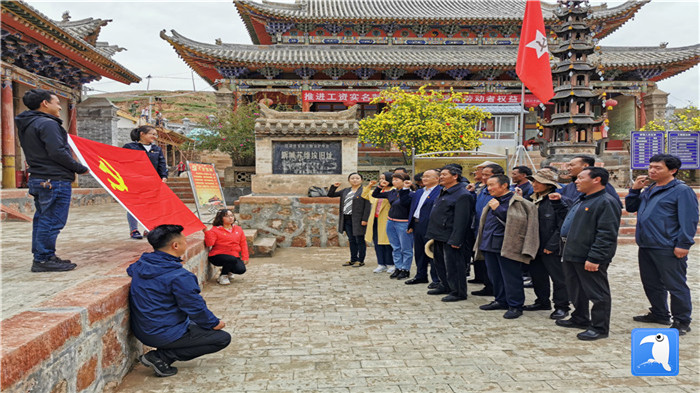 “七一”前夕，甘南州紀(jì)委監(jiān)委機(jī)關(guān)第二黨支部組織支部黨員和幫扶村黨員赴臨潭縣新城鎮(zhèn)蘇維埃舊址紅色教育基地參觀學(xué)習(xí)活動(dòng)。_副本.jpg