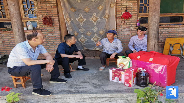 在建黨99周年來(lái)臨之際，隴南市禮縣紀(jì)委監(jiān)委在中壩鎮(zhèn)、三峪鄉(xiāng)開(kāi)展“七一”慰問(wèn)老黨員、困難黨員活動(dòng)，為他們送去組織的關(guān)懷和節(jié)日的問(wèn)候。_副本.jpg