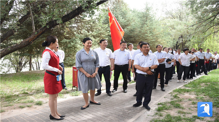 7月1日，嘉峪關(guān)市紀(jì)委監(jiān)委機(jī)關(guān)黨委在迎賓湖絲路廉潔文化主題公園舉行慶祝黨建99周年迎“七一”主題黨日活動(dòng)。_副本.jpg