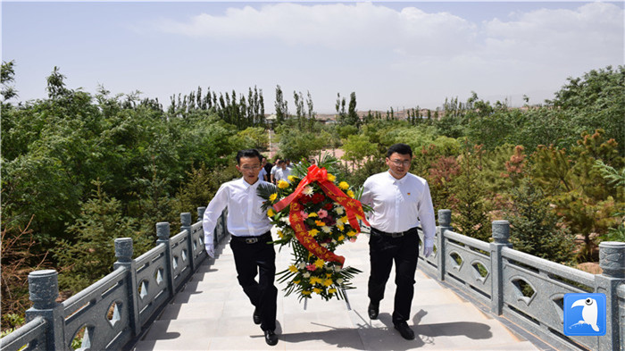 七一”前夕，白銀市紀(jì)委監(jiān)委機(jī)關(guān)黨委組織黨員來(lái)到紅軍西路軍景泰烈士陵園開(kāi)展主題黨日活動(dòng)。 朱鵬拍攝_副本.jpg