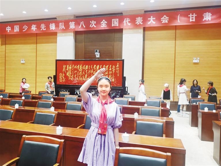 代表蘭州少先隊員參加全國少代會——這個小姑娘，攢勁！
