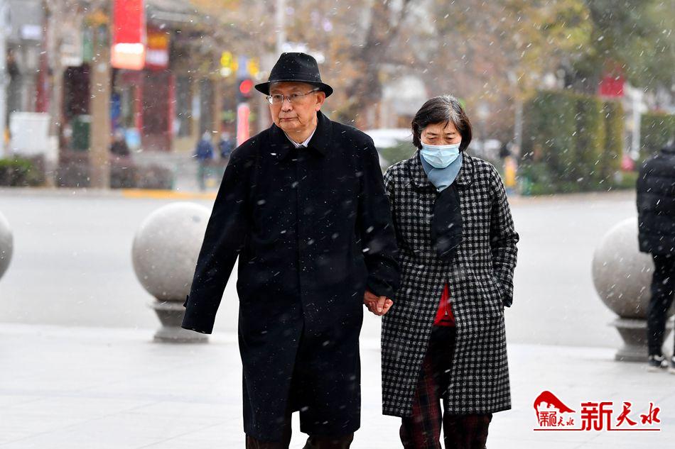 初雪來(lái)了！一起在天水街頭，共赴“白頭”！