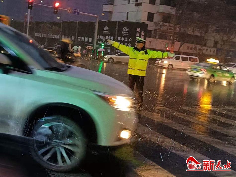 風(fēng)雪襲來(lái)，天水最美“警色”在路上！