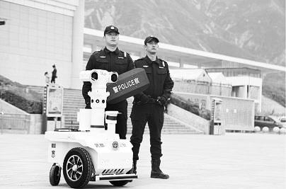 新奇！5G巡邏機(jī)器人亮相隴南武都街頭