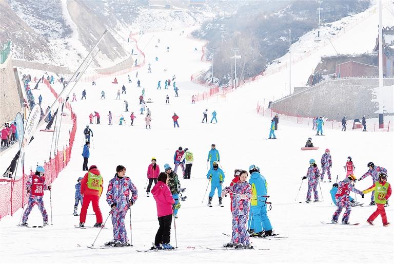 臨夏州永靖縣鳳凰嶺滑雪場(chǎng)吸引大批愛好者前來(lái)滑雪