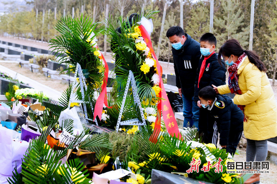 委托快遞、自發(fā)前往，社會各界在陳紅軍烈士墓前獻(xiàn)花致敬