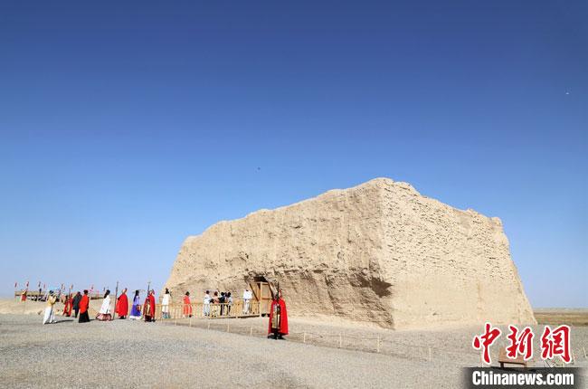 數(shù)十位身著古裝的女性通過(guò)體驗(yàn)賞漢舞、習(xí)漢禮、吟誦詩(shī)詞等中華傳統(tǒng)文化，再現(xiàn)古絲綢之路的繁華盛景?！⊥踺?攝