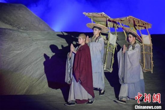 圖為演出現(xiàn)場(chǎng)，該劇獨(dú)創(chuàng)360度旋轉(zhuǎn)并前后移動(dòng)觀(guān)眾席，顛覆傳統(tǒng)劇場(chǎng)舞臺(tái)表演模式。　王斌銀 攝
