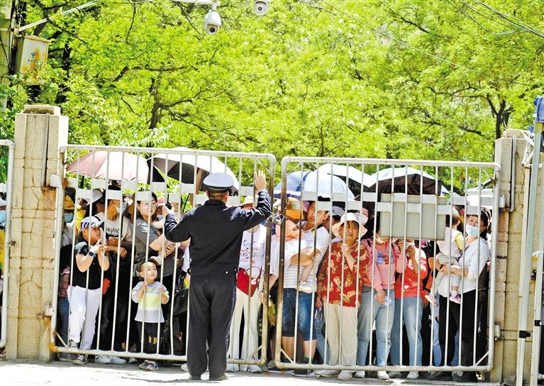 人流如潮 入園游客突破5萬(wàn) 五泉山公園、蘭州市動(dòng)物園昨日臨時(shí)閉園