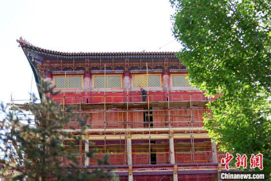 圖為5月上旬，甘肅山丹縣大佛寺內(nèi)，工作人員對古建筑大雄寶殿進行修繕。 中新社記者 高展 攝