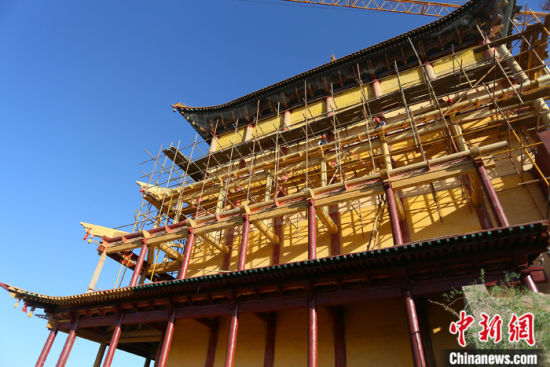 圖為5月上旬，甘肅山丹縣大佛寺內(nèi)，正在修繕中的古建筑大雄寶殿。 中新社記者 高展 攝