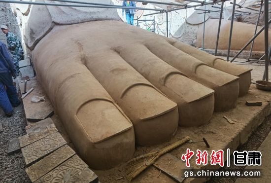 圖為中國“石窟鼻祖”天梯山石窟第13窟大佛足部與局部危巖體搶救性保護項目施工現(xiàn)場。陳曉斌 攝