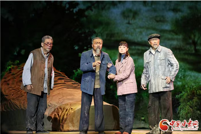 大型原創(chuàng)話劇《八步沙》在蘭州首演 展現(xiàn)“時(shí)代楷?！敝紊吃炝制D苦歲月
