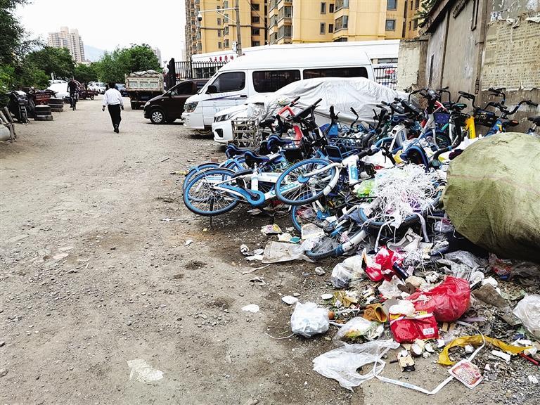 百米土路臟亂差，誰來管？經(jīng)記者協(xié)調(diào)，社區(qū)組織志愿者進(jìn)行了清理