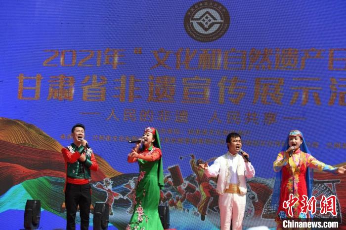 圖為甘肅臨夏回族自治州非遺傳承人演唱花兒?！钇G敏 攝