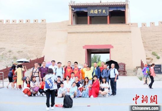 歷經(jīng)數(shù)十載保護(hù)修繕的古老關(guān)城得以延年益壽，成為了海內(nèi)外游客“絲路游”的必經(jīng)打卡地?！「哒?攝