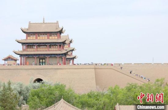 歷經(jīng)數(shù)十載保護修繕的古老關城得以延年益壽，成為了海內(nèi)外游客“絲路游”的必經(jīng)打卡地。　高展 攝