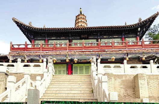 白塔寺閉門謝客，何時開放？管理處：白塔基礎(chǔ)出現(xiàn)病害圍擋施工，預(yù)計年底前完工