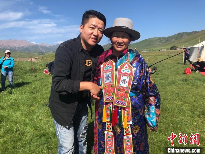 圖為拍攝紀(jì)錄片《西茂的婚禮》期間，張輝剛(左)與裕固族老人合影留念。(資料圖) 張輝剛供圖