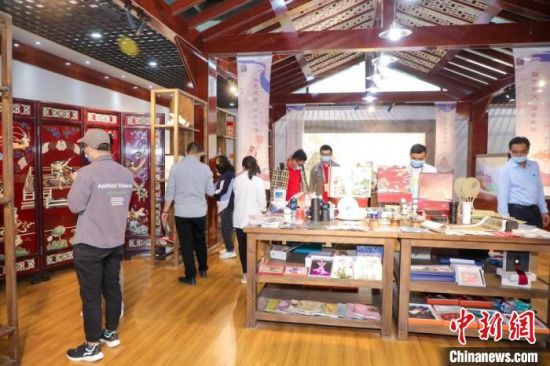 圖為甘肅“一會一節(jié)”期間，位于敦煌的天水市展館中，民眾觀賞文創(chuàng)產(chǎn)品?！「拭C省文化和旅游廳供圖