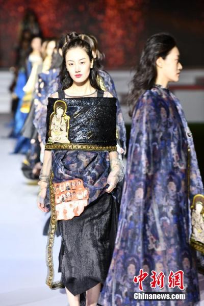 圖為敦煌服裝秀展示。 殷春永 攝