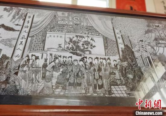 圖為陶世清的影雕作品?！钅?攝