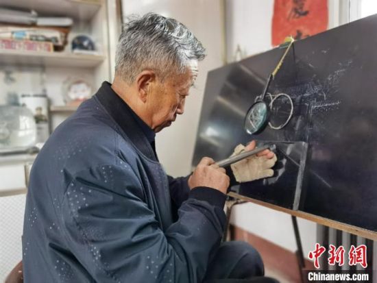 圖為陶世清在創(chuàng)作中。　楊娜 攝