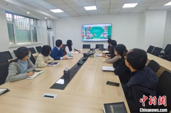 圖為甘肅教育出版社《寫給青少年的敦煌故事》叢書項(xiàng)目組，探討圖書封面設(shè)計?！￠Z姣 攝