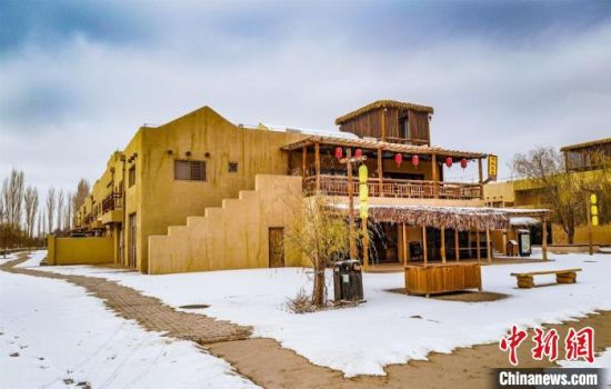 雪落敦煌月牙泉小鎮(zhèn)。　王斌銀 攝