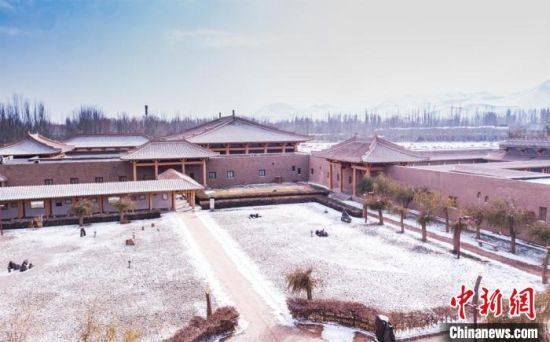 圖為雪落大漠古堡——敦煌山莊?！⊥醣筱y 攝