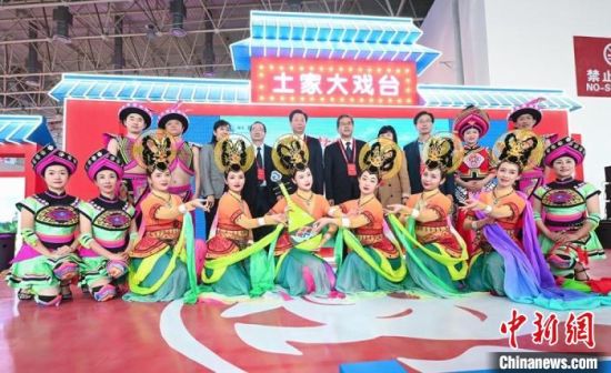 11月26日，“甘肅團”在首屆中國(武漢)文化旅游博覽會展區(qū)的“土家大戲臺”，與“湖北團”互訪交流。　甘肅省文化和旅游廳供圖