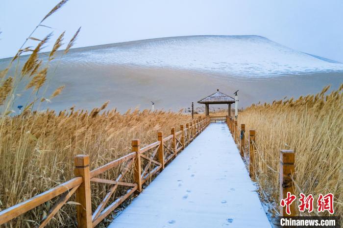 2021年11月28日，在敦煌鳴沙山月牙泉景區(qū)，沙雪交融，更顯北國(guó)風(fēng)情?！⊥醣筱y 攝