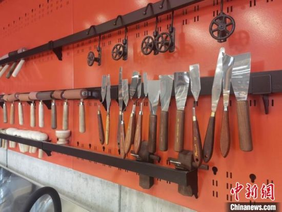 圖為徐晉林制作雕版敦煌壁畫所用工具。　閆姣 攝