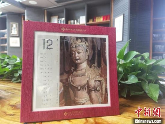 圖為徐晉林制作的敦煌題材的手工書《走進沙漠敦煌——莫高窟與藏書票藝術(shù)》，深受讀者喜愛?！￠Z姣 攝