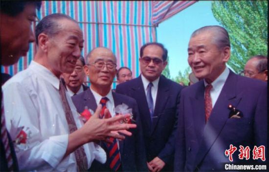 1994年8月，時任日本首相竹下登(右一)與時任敦煌研究院院長段文杰在莫高窟親切交談。中新社發(fā) 婁婕 供圖