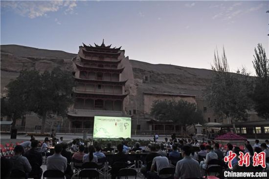 2018年8月，在敦煌莫高窟標志性建筑“九層樓”前，《回顧平山郁夫先生的貢獻》座談會舉行。來自中日兩國的專家、學者共同懷念這位情系敦煌數(shù)十載的繪畫巨匠、中日友好的文化使者、世界文化遺產(chǎn)的守護者。中新社記者 楊艷敏 攝