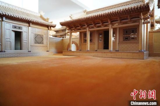 圖為微縮建筑蘭州四合院內(nèi)部結(jié)構(gòu)。　九美旦增 　攝