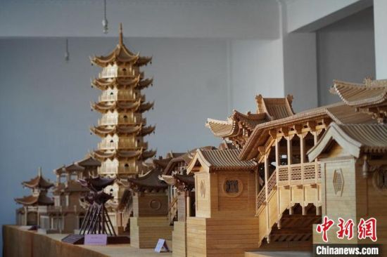 圖為古建筑模型制作技藝傳習(xí)所展廳內(nèi)的微縮古建筑作品?！【琶赖┰?　攝