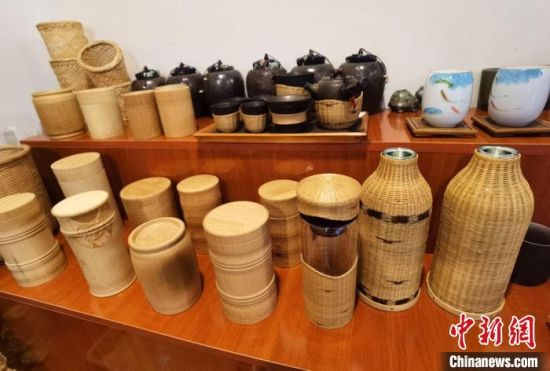 圖為展陳的一件件精致可愛的竹編農(nóng)具工藝品?！●T志軍 攝