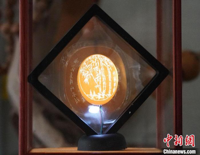 圖為吳義澤新包裝給蛋雕呈現(xiàn)立體感?！【琶赖ぴ?攝