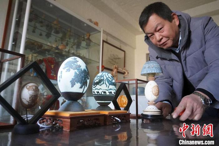 圖為吳義澤展示的最新創(chuàng)作的蛋雕作品。　九美丹增 攝