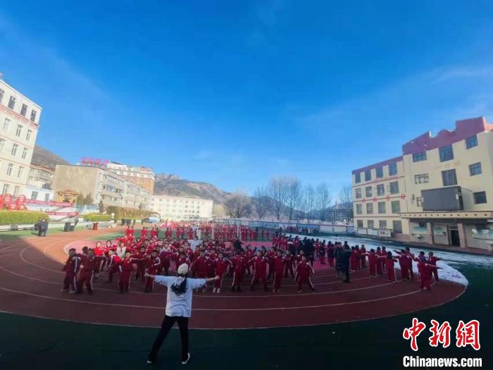 圖為街舞老師教授藏族學(xué)子跳街舞。　陳善雄 攝