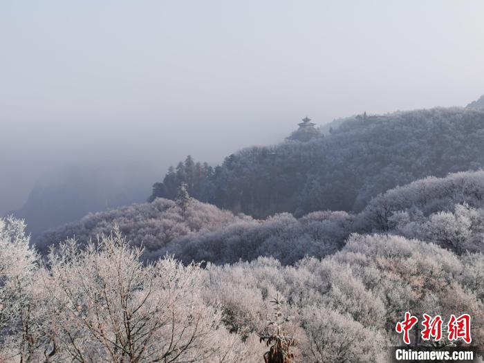 圖為連綿山脈，皆是白色?！⌒煺袢A 攝