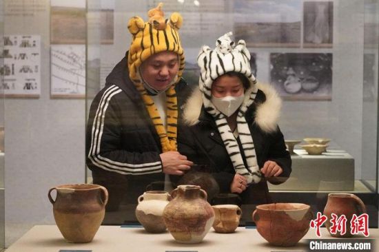 圖為市民戴虎頭帽在博物館內(nèi)參觀。九美旦增 攝